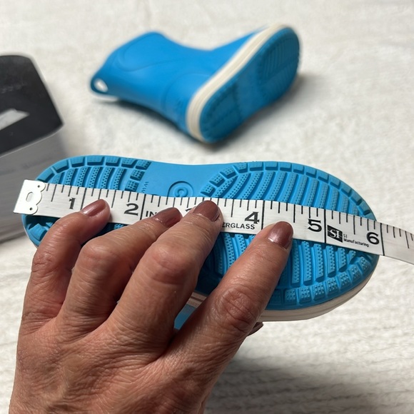 Crocs Kids' Bump It Rain Boot electric blue size C6. - Picture 8 of 9